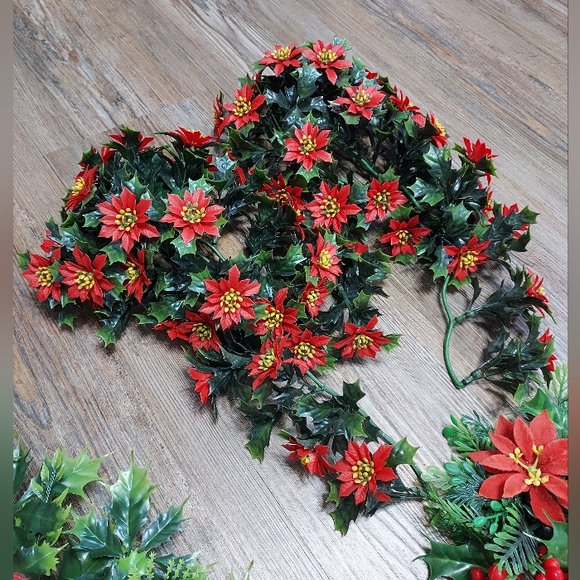 Lot of 5 Vintage MCM Plastic Christmas Wreath Rings and Poinsettia Flowers - Picture 4 of 8